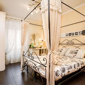 Zimmer mit Kingsize-Bett